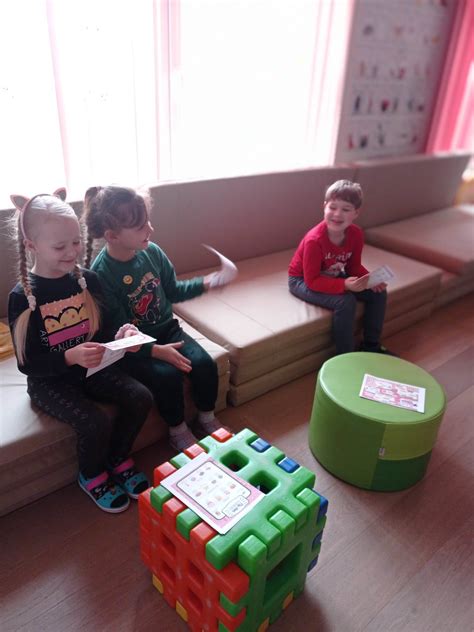 Vaikai, mokantis anglų kalbos žaidžiant