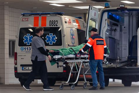 Moteris krauna krepšį daiktais į ligoninę