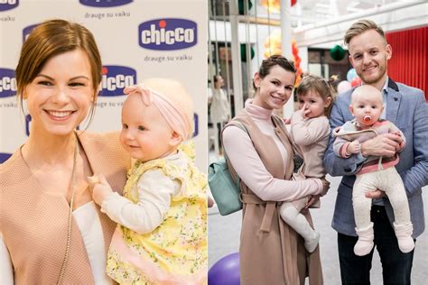 Tėvai su naujagimiu išeina iš ligoninės