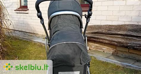 Vežimėlis pametinukams, kur vaikai sėdi vienas už kito