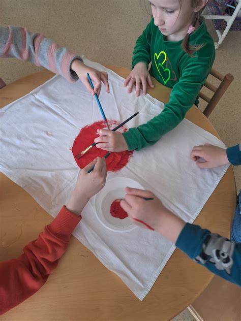 tarptautiniai studentai vaikų darželyje