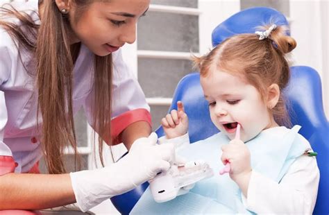šeima lankosi pas vaikų odontologą