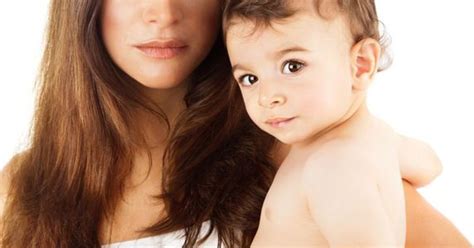 motina su kūdikiu ir TENA produktų asortimentas