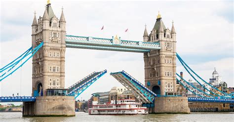Tower Bridge naktį apšviestas