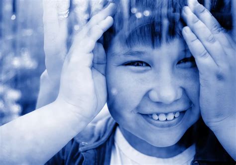 Vaikai apžiūrinėja meno kūrinius