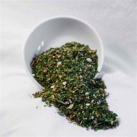 Nuotrauka su prieskoninėmis žolelėmis darže