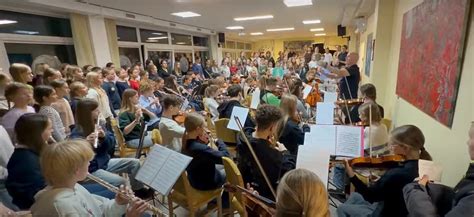 vaikai muzikuoja judesiais ir popieriumi