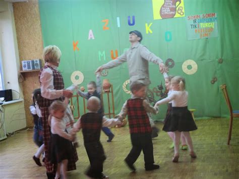 Vaikai Kaziuko mugėje darželyje