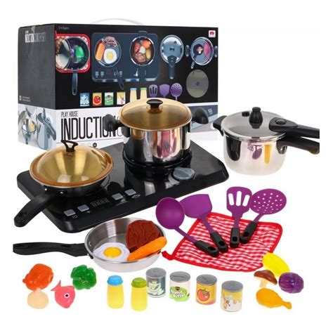 Įvairūs medinių virtuvėlių priedai: puodai, keptuvės, maisto produktai