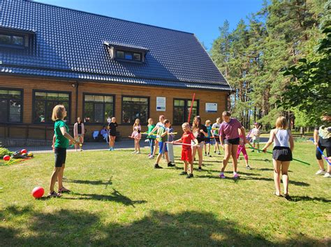 Vaikų rikiuotė pionierių stovykloje