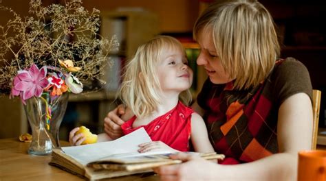 Tėvai skaito knygą su vaiku