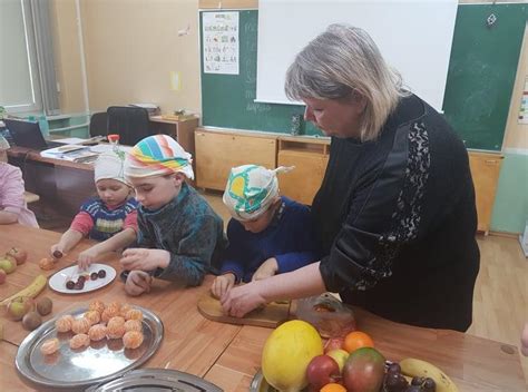Vaikai kuria draugystės pilį iš vaisių