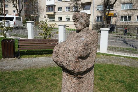 motina glaudžianti kūdikį