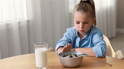 vaikas mokosi valgyti