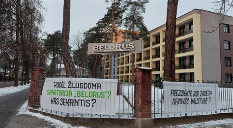 Sanatorijos darbuotojai bendrauja su vaikais