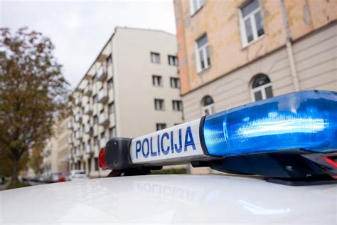 Policijos pareigūnai ir personažai su vaikais