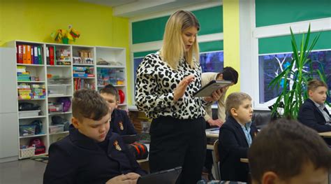 Pedagogas bendrauja su vaikais