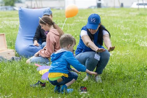Nuotrauka su vaikais, dalyvaujančiais edukaciniuose užsiėmimuose.