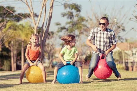 vaikas su dideliu kamuoliu