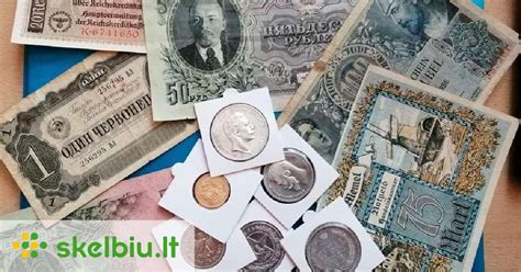vaikai tyrinėja monetas ir banknotus