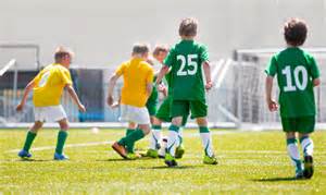 vaikai žaidžia žiemos sportą