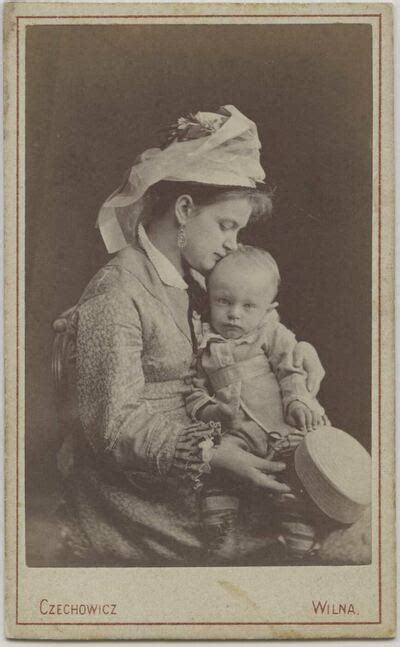 Žindanti motina su kūdikiu