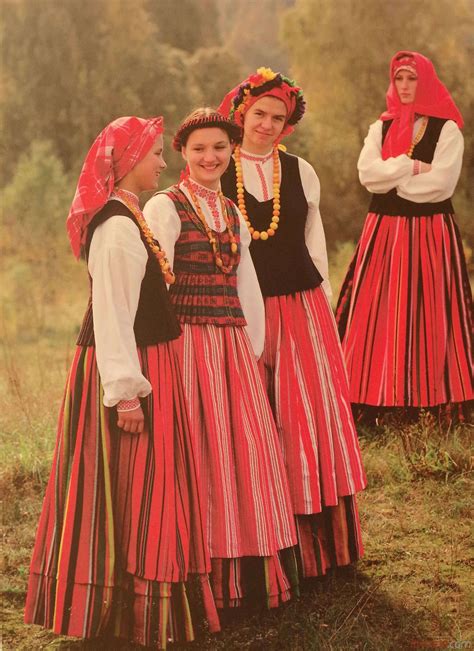 Tradiciniai krikštynų drabužiai