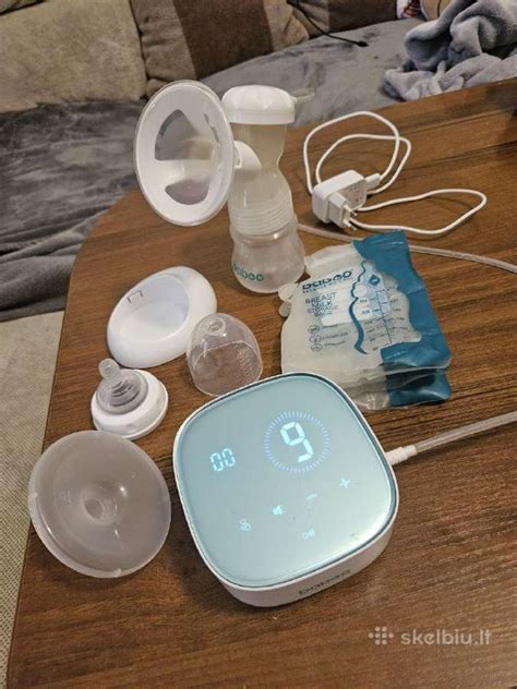 Moterys naudoja elektrinį pientraukį