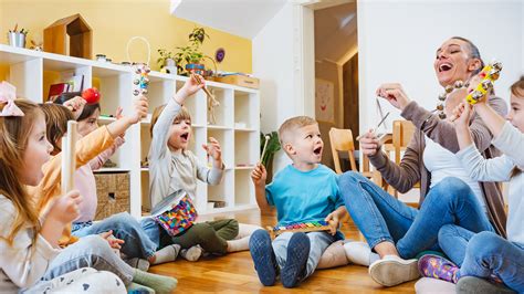 Vaikai, dirbantys su Montessori priemonėmis