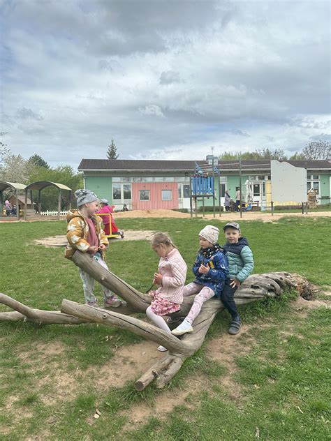 Vaikai, prižiūrintys daržo lysves