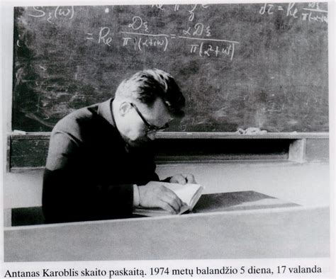 Mokytojas planuoja pamoką su vaikais