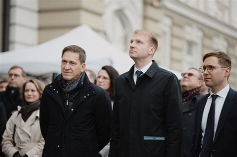 Vaikai dirba prie bendro projekto