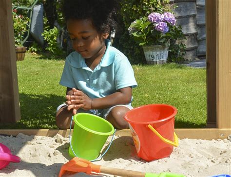 vaikų nuotrauka su smėlio dėže