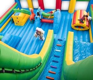 Įvairių pripučiamų žaidimų aikštelių dizainai