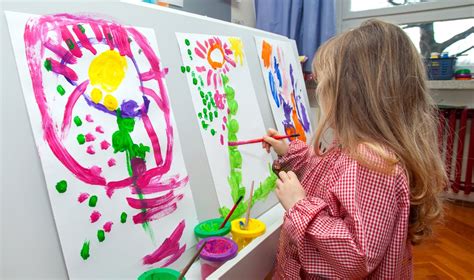 vaikas piešia flomasteriais