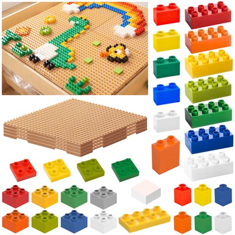 Vaiko žaidimas su statybinių kaladėlių