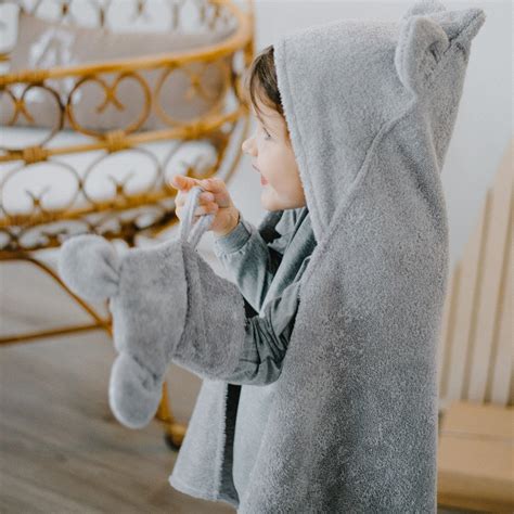 Įvairių spalvų ir dizainų vaikiški rankšluosčiai su gobtuvu