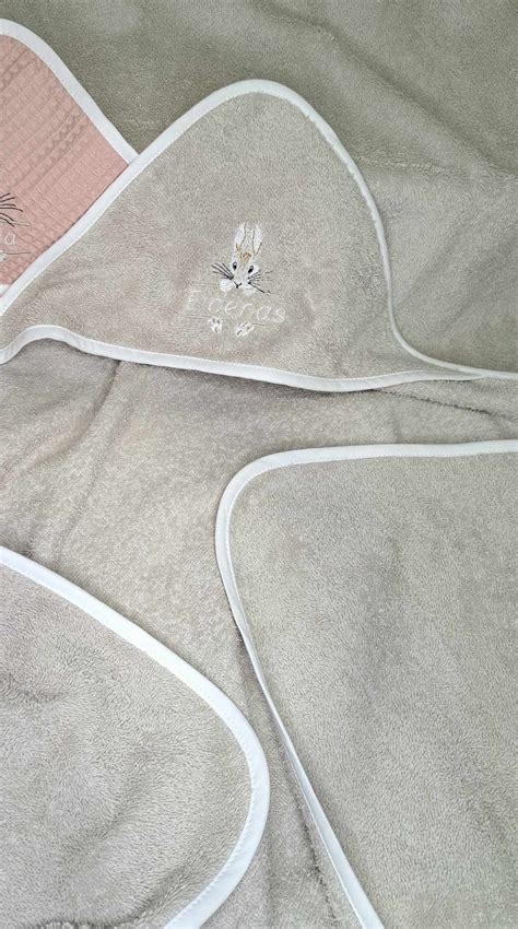 Rankšluostis su gobtuvu ir išsiuvinėtu vaiko vardu