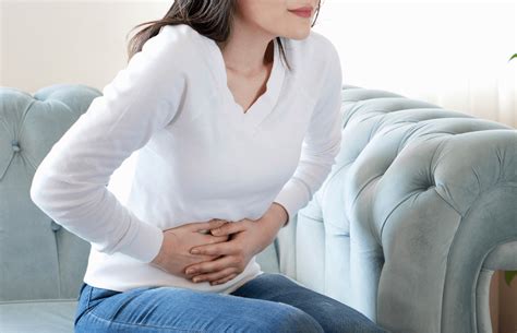 Moteris, jaučianti skausmą pilvo apačioje