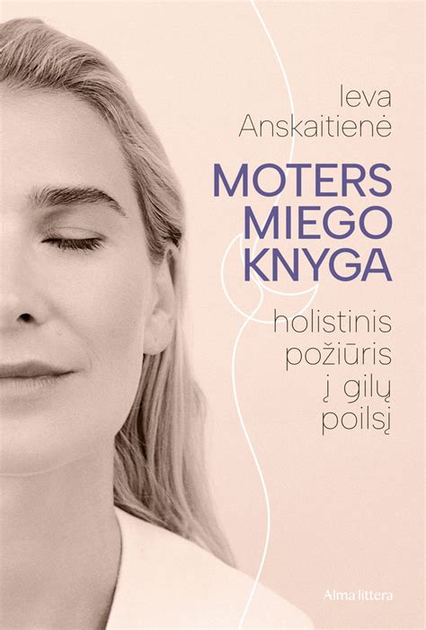 Moters rankos laiko atversta knygą, fone matosi švelni šviesa