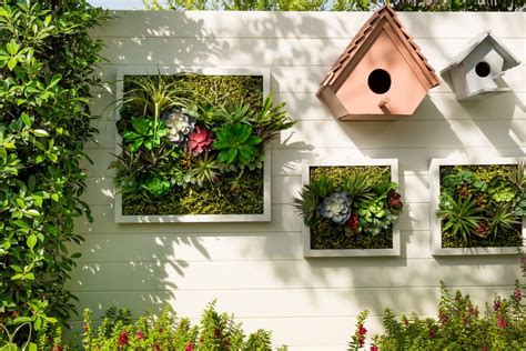 Vertikali gėlių kompozicija