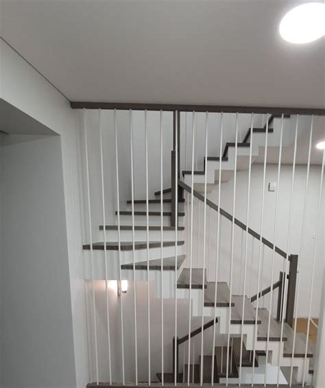 Vertikalūs elementai iš dažytų lazdų