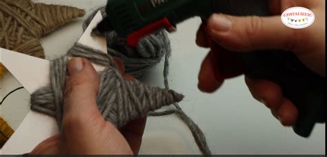 Pavyzdys, kaip iš medžio šakelių ir siūlų sukurti šeimos narius