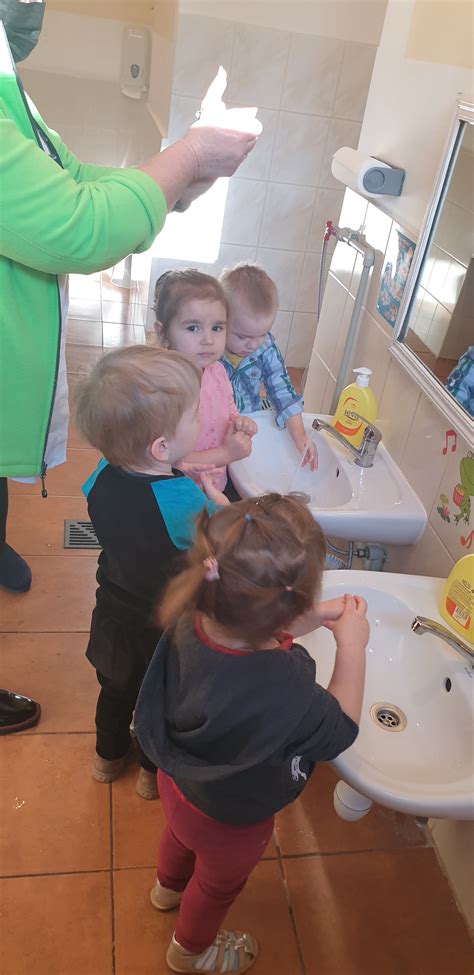 Vaikai mokosi plauti rankas