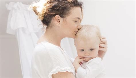 Mama ir vaikas glėbesčiuojasi