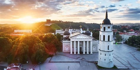 Vaizdas į Vilniaus senamiestį su vaikais