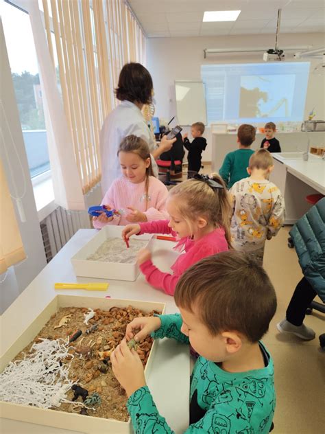 vaikai tyrinėja pasaulį STEAM laboratorijoje