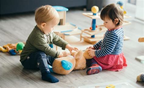 vaikai darželyje žaidžia