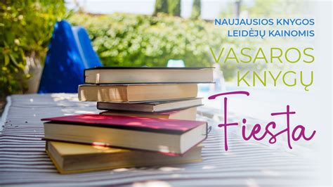 Krūva knygų ant stalo vasaros fone