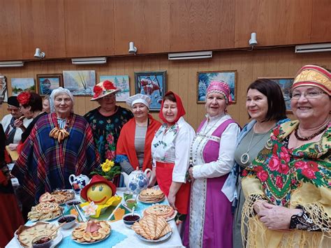 Vaizdas, kaip vaikai švenčia Užgavėnes su tradiciniais atributais